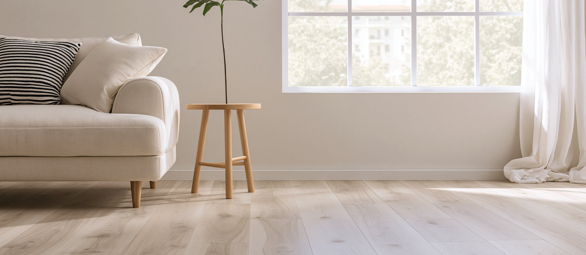 Helles Wohnzimmer mit geöltem Holzboden, Sofa und Beistelltisch