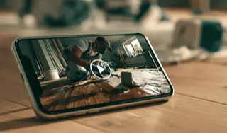 Tablet zeigt Anwendungsvideo zur Holzpflege in Wohnraum