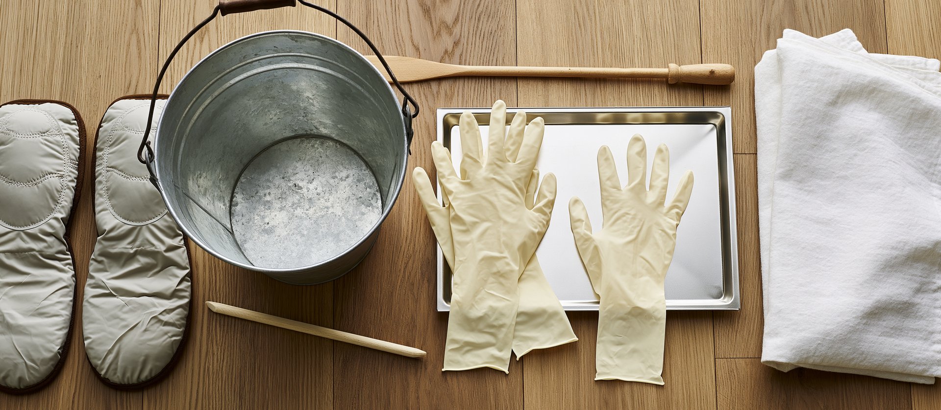 Eimer, Handschuhe, Tücher und Pads für die Holzpflege auf Eichendielen