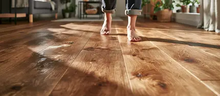 Barfuß auf aufgefrischtem Holzboden nach Behandlung mit Intensivreiniger