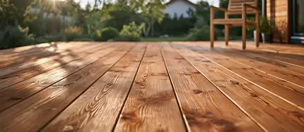 Holzterrasse mit Gartenmöbeln, behandelt mit Terrassenöl