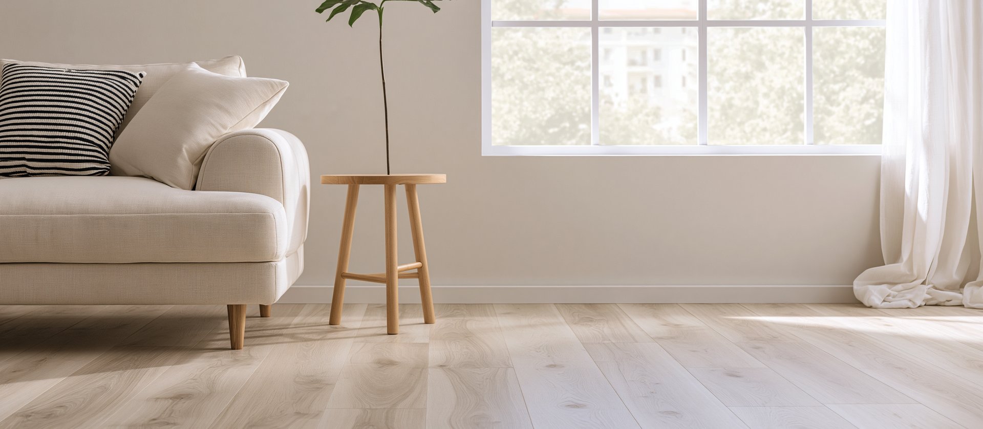 Helles Wohnzimmer mit geöltem Holzboden, Sofa und Beistelltisch – FAXE Holzpflege für den Innenbereich